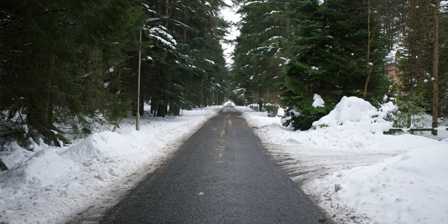 grit bins need to be installed on roads with icy tendencies